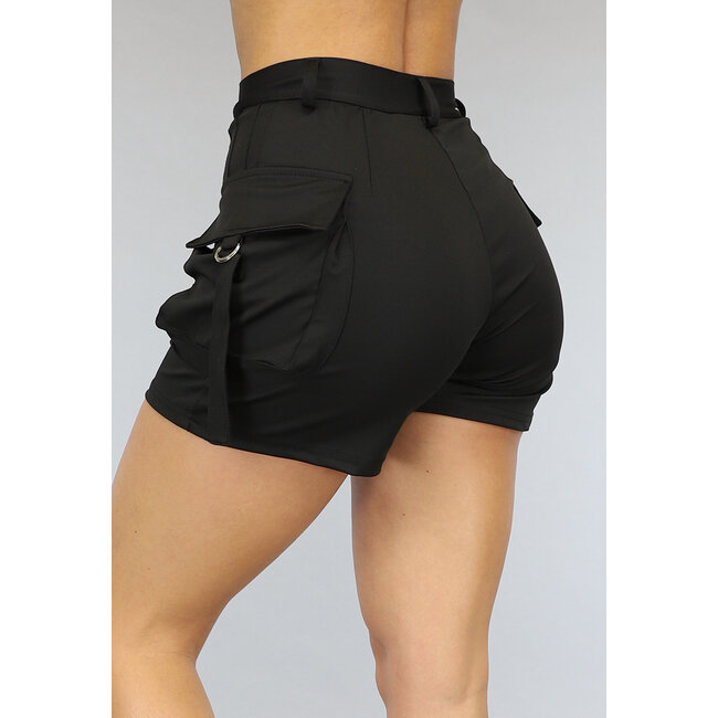 Elastische Cargo-Shorts mit silbernen Details