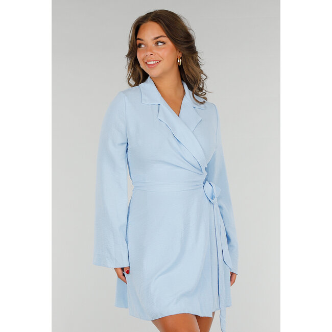 Hellblaues Revers-Skaterkleid mit Schleifendetail und ausgestellten Ärmeln