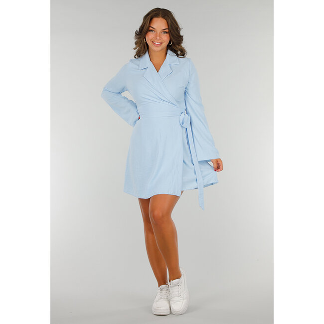 Hellblaues Revers-Skaterkleid mit Schleifendetail und ausgestellten Ärmeln