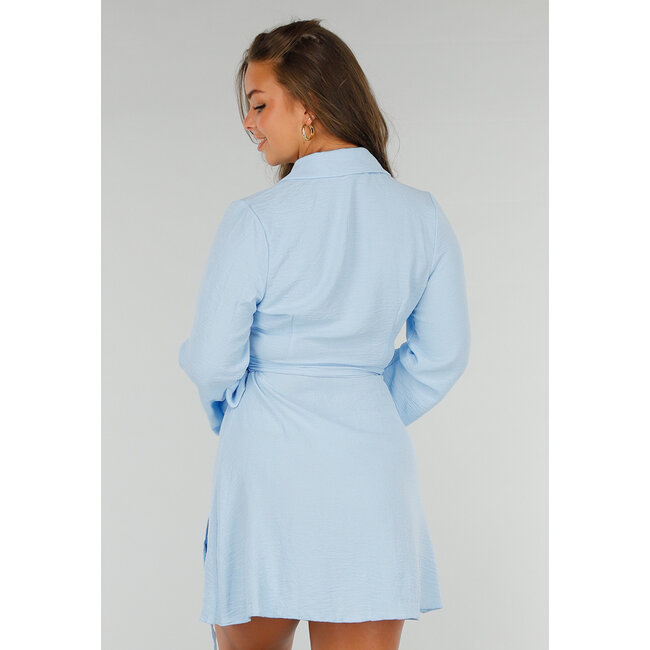 Hellblaues Revers-Skaterkleid mit Schleifendetail und ausgestellten Ärmeln