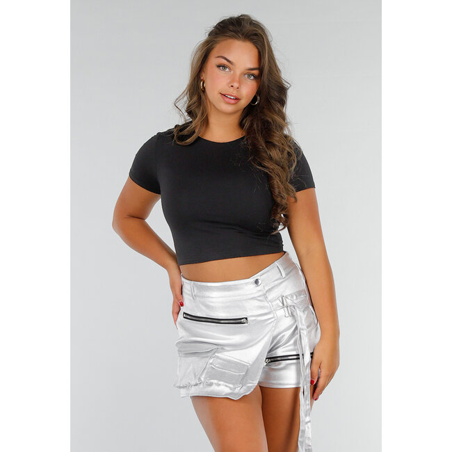 Schwarzes Basic Croptop mit doppelter Fütterung, Stretch und taillierter Passform