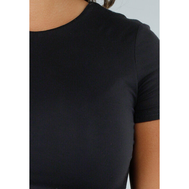 Schwarzes Basic Croptop mit doppelter Fütterung, Stretch und taillierter Passform