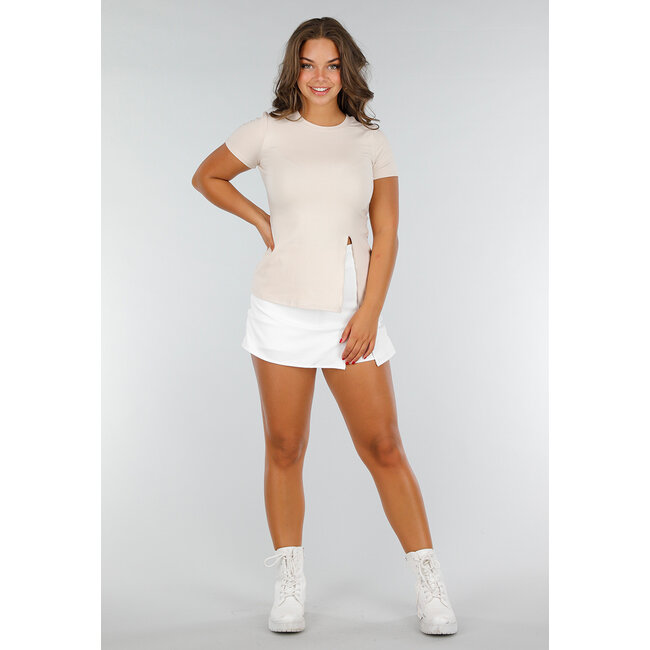 Beigefarbenes Stretch-T-Shirt mit Schlitz, kurzen Ärmeln und taillierter Passform