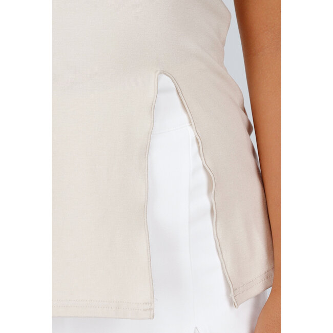 Beigefarbenes Stretch-T-Shirt mit Schlitz, kurzen Ärmeln und taillierter Passform