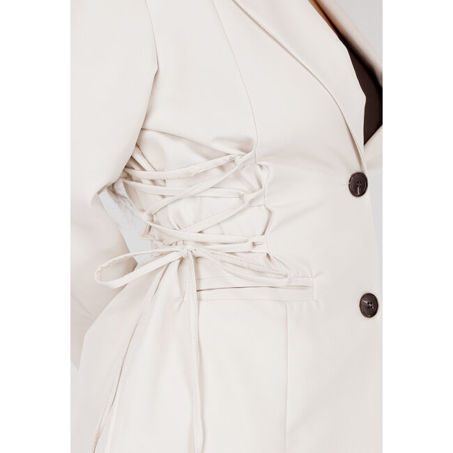 Zweiteiliges Set in Creme mit Korsettblazer und Faltenrock mit Reißverschluss