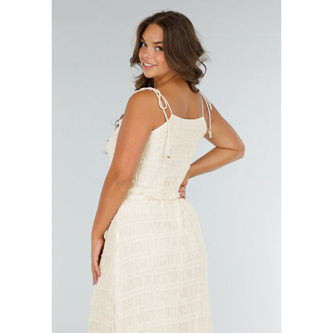 Zweiteiliges cremefarbenes Stretch-Set mit plissiertem Croptop und hochtailliertem Maxirock