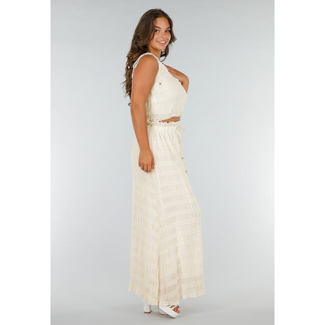 Zweiteiliges cremefarbenes Stretch-Set mit plissiertem Croptop und hochtailliertem Maxirock