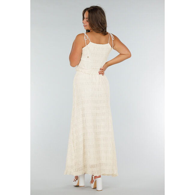 Zweiteiliges cremefarbenes Stretch-Set mit plissiertem Croptop und hochtailliertem Maxirock