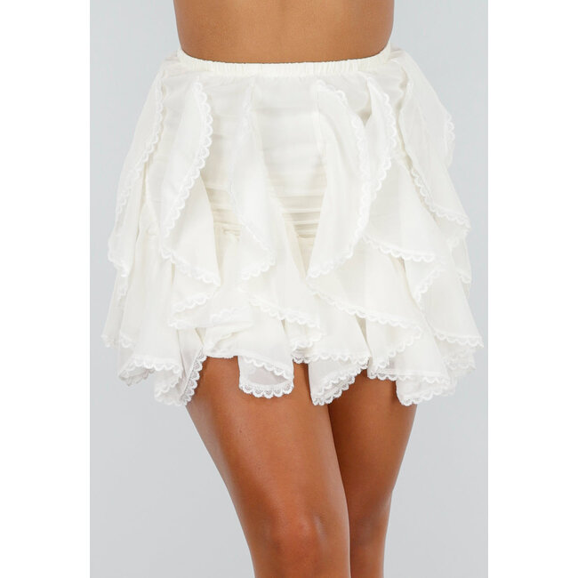 Cremefarbener Rock mit Stretch, Rüschen mit gehäkelter Kante und Futter