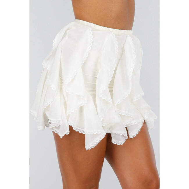 Cremefarbener Rock mit Stretch, Rüschen mit gehäkelter Kante und Futter