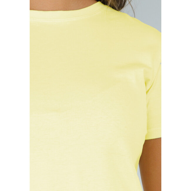 Butternussgelbes T-Shirt aus Baumwolle mit Stretch, lockerer Passform und kurzen Ärmeln