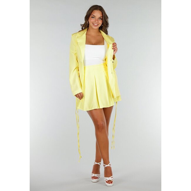 Buttergelbes Blazer-Rock-Set mit Korsettschnürung und Faltenrock mit Stretch