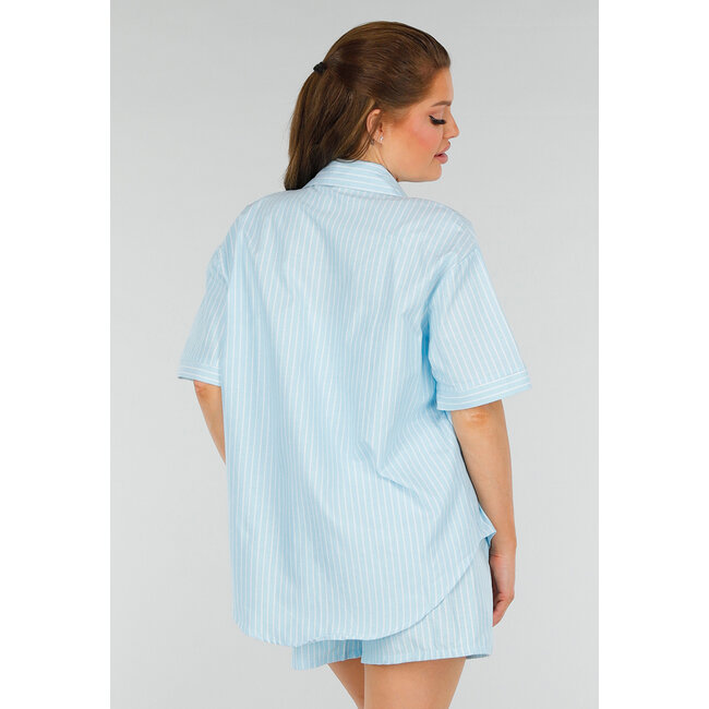 Aquablaues Baumwollset mit Bluse, Brusttasche und Shorts