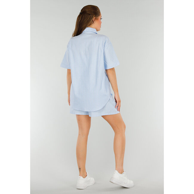 Hellblaues Baumwollset mit Bluse und kurzer Hose mit Taschen
