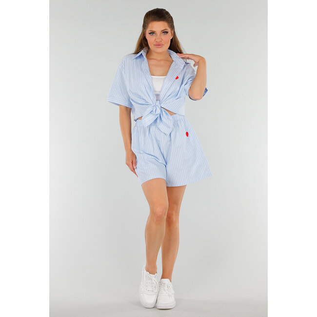Hellblaues Baumwollset mit Bluse und kurzer Hose mit Taschen