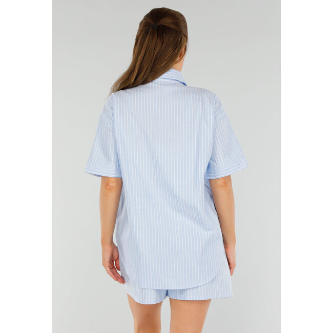Hellblaues Baumwollset mit Bluse und kurzer Hose mit Taschen