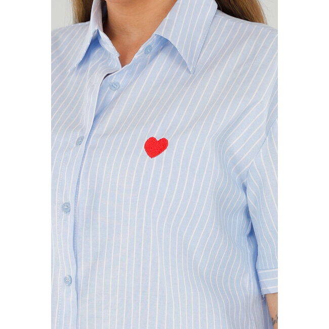 Hellblaues Baumwollset mit Bluse und kurzer Hose mit Taschen