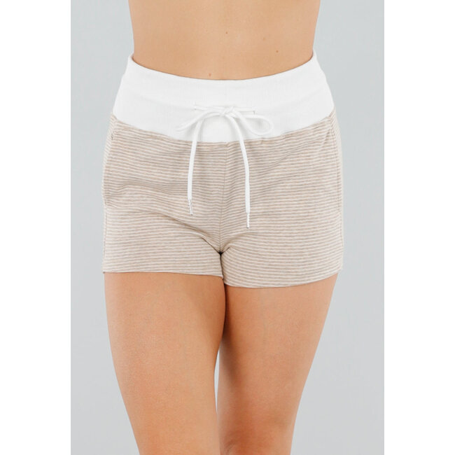 Weiße Shorts mit beigefarbenen Streifen, Stretch und hoher Taille