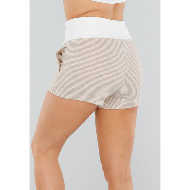 Weiße Shorts mit beigefarbenen Streifen, Stretch und hoher Taille