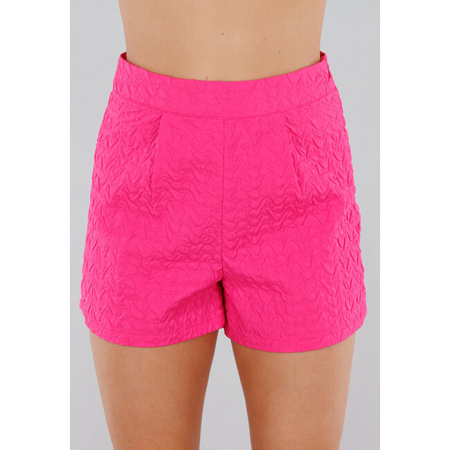 leuchtend rosa Set mit Gilet-Top, Shorts und Golf-Textur