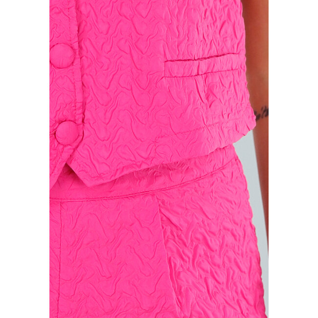 leuchtend rosa Set mit Gilet-Top, Shorts und Golf-Textur