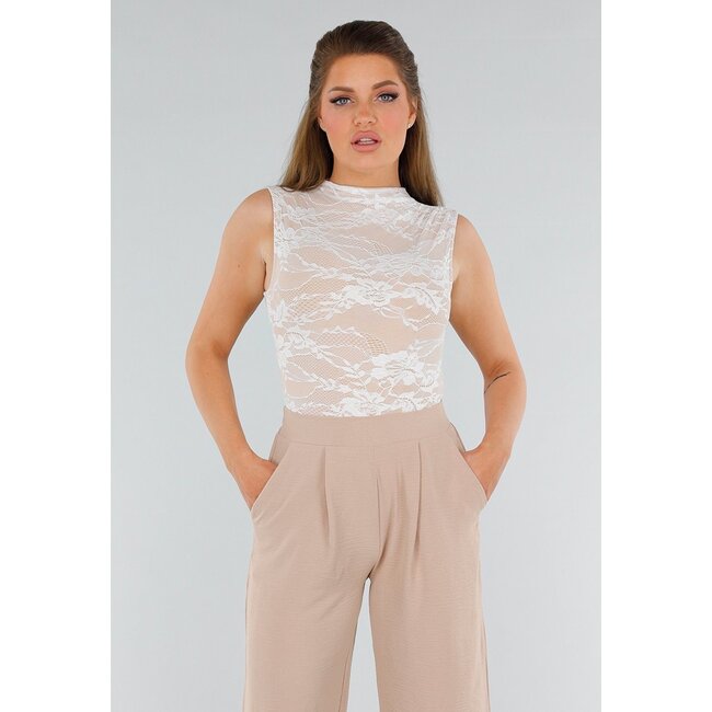 Weißer Body aus Stretch-Spitze mit Stehkragen und beigem Innenfutter