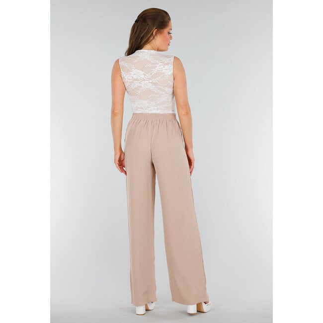 Weißer Body aus Stretch-Spitze mit Stehkragen und beigem Innenfutter