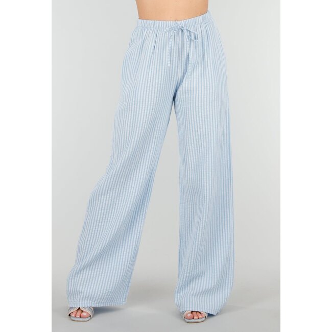 Hellblaue Hose in Leinenoptik mit Streifen und Baumwolle