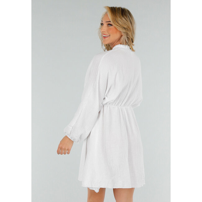 Weißes kurzes langärmeliges Kleid mit Rüschen am Ausschnitt