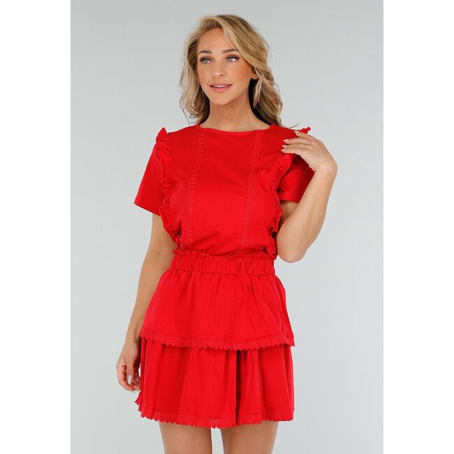 Roter Zweiteiler mit Rüschen, kurzen Ärmeln und elastischer Taille