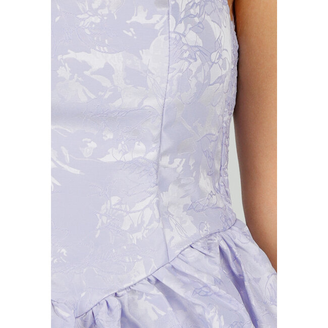 Fliederfarbenes Neckholder-Minikleid mit Jacquard-Struktur und offenem Rücken