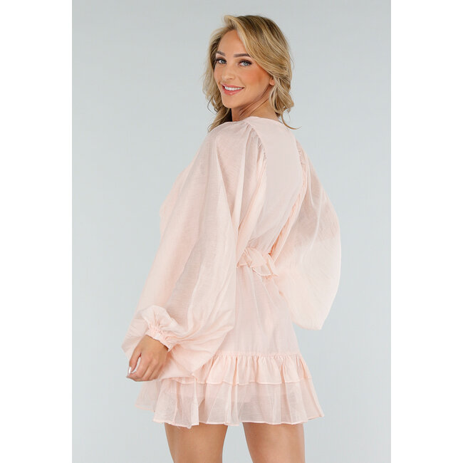 Hellrosa Kurzes Kleid mit Volants, Knöpfen und weiten Ärmeln
