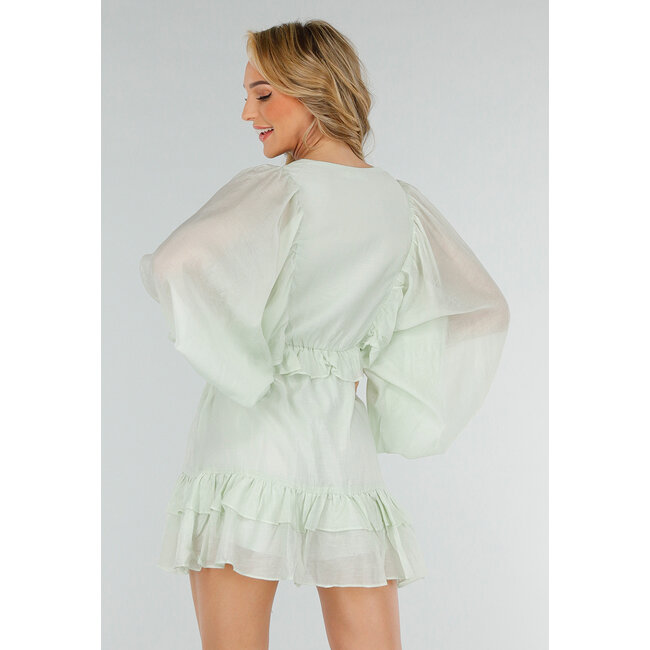 Mintgrünes kurzes Kleid mit Volants, Knöpfen und Ballonärmeln