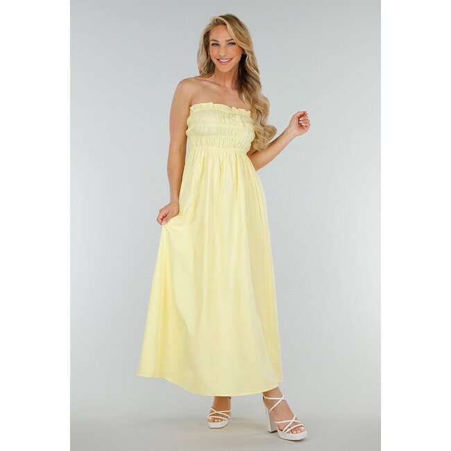 Buttergelbes trägerloses Maxikleid mit gerafftem Oberteil