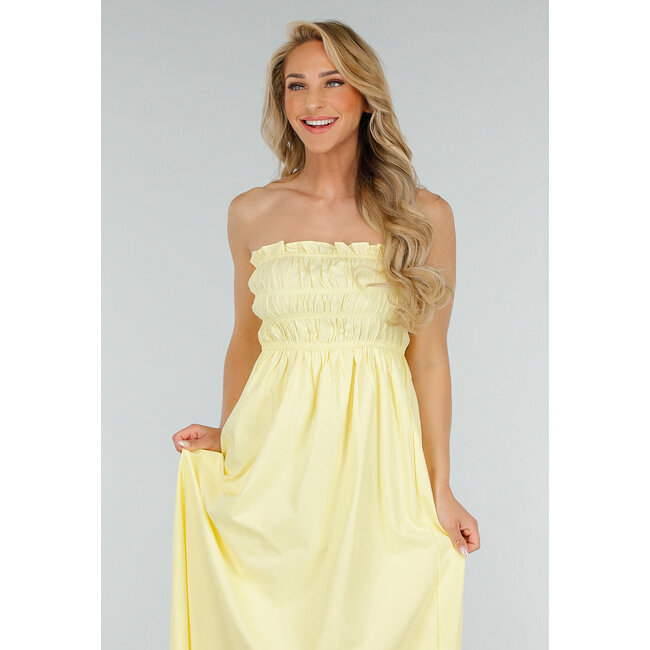 Buttergelbes trägerloses Maxikleid mit gerafftem Oberteil