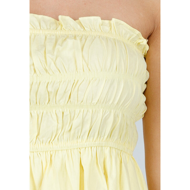 Buttergelbes trägerloses Maxikleid mit gerafftem Oberteil