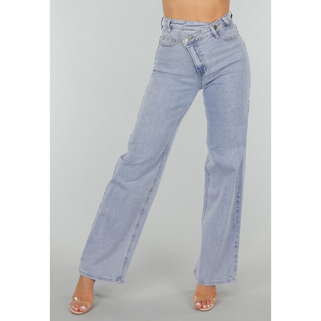 Hellblaue Stretch-Jeans mit schrägem Verschluss