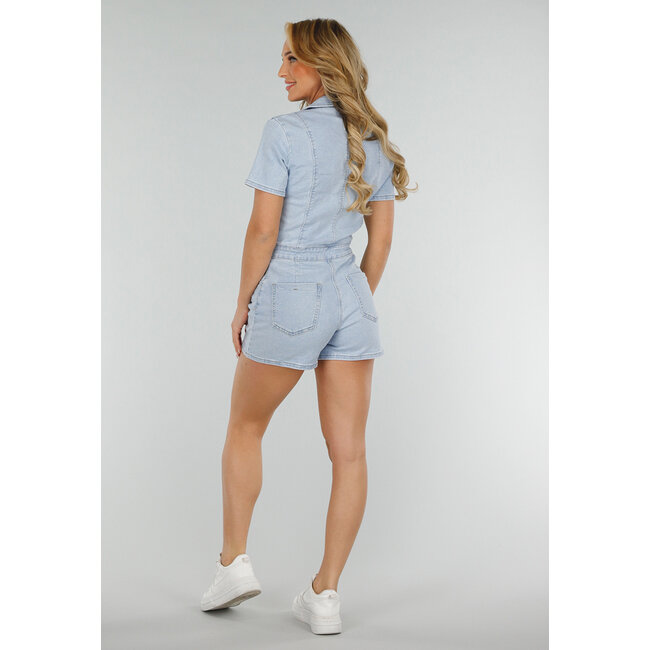 Hellblauer Denim Playsuit mit Reverskragen und Knopfverschluss
