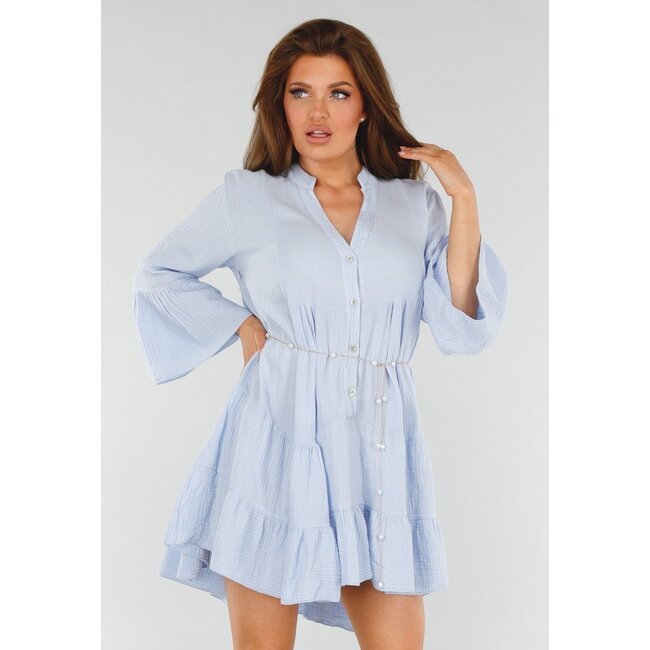 Babyblaues Baumwollkleid mit Rüschen und weiten Ärmeln