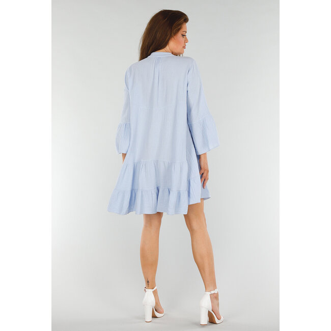 Babyblaues Baumwollkleid mit Rüschen und weiten Ärmeln