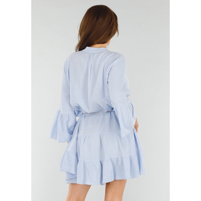 Babyblaues Baumwollkleid mit Rüschen und weiten Ärmeln