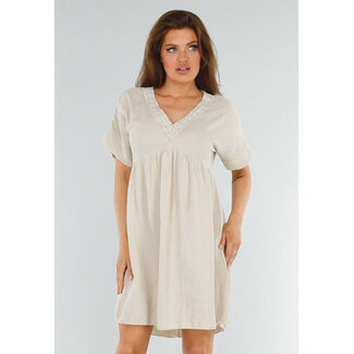 Beigefarbenes, locker sitzendes Kleid mit kurzen Ärmeln