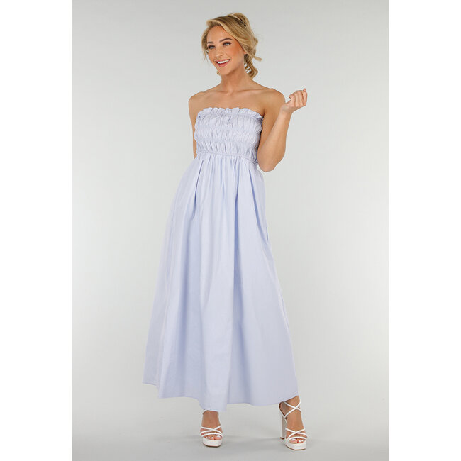 Trägerloses hellblaues Maxikleid mit gerafftem Oberteil