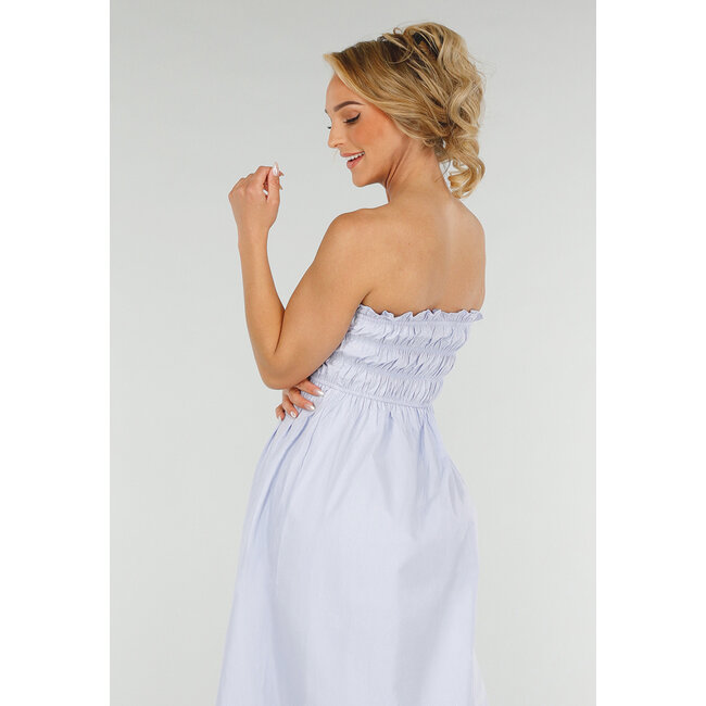 Trägerloses hellblaues Maxikleid mit gerafftem Oberteil