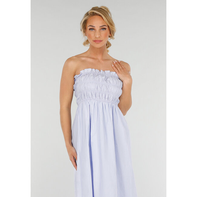 Trägerloses hellblaues Maxikleid mit gerafftem Oberteil