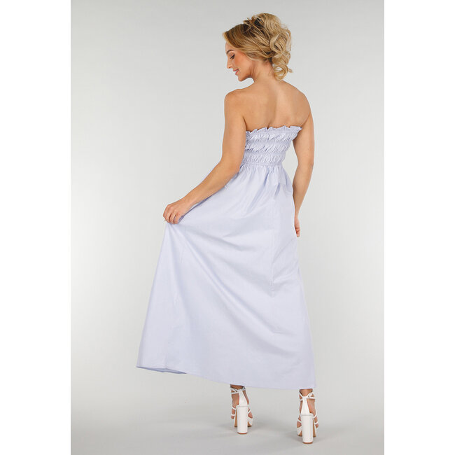 Trägerloses hellblaues Maxikleid mit gerafftem Oberteil