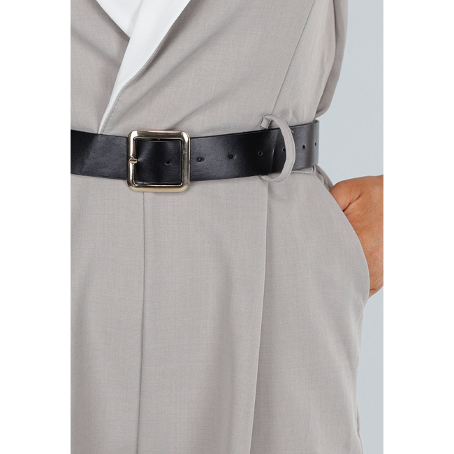 Taupefarbener ärmelloser Playsuit mit kontrastierenden Revers und Gürtel