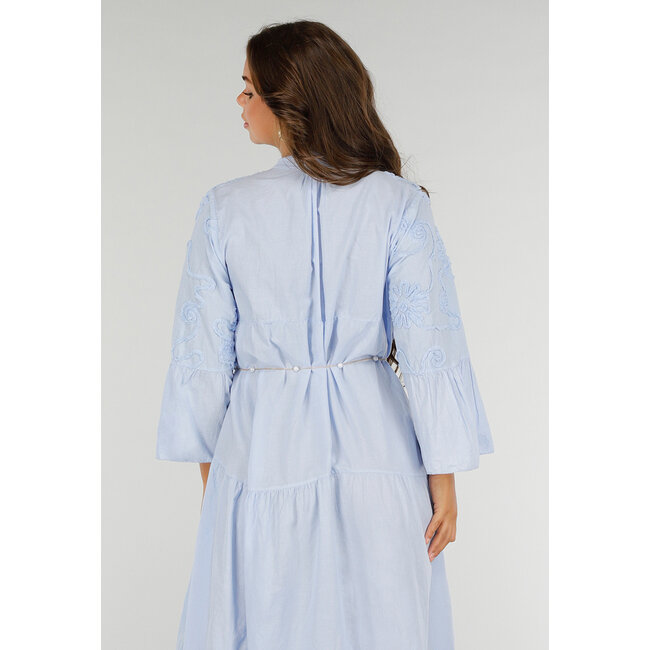 Hellblaues Maxikleid aus Baumwolle mit Stickerei und Knöpfen