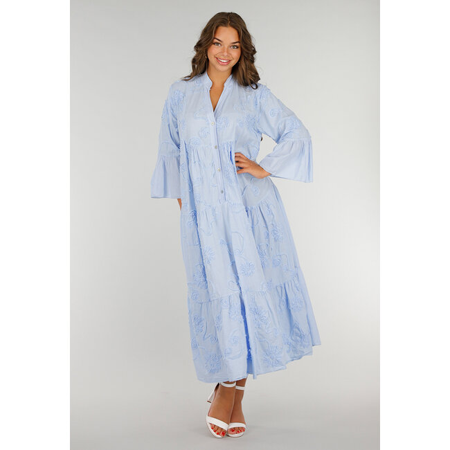 Hellblaues Maxikleid aus Baumwolle mit Stickerei und Knöpfen