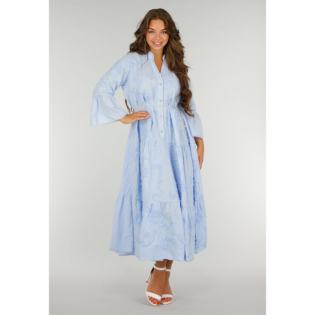 Hellblaues Maxikleid aus Baumwolle mit Stickerei und Knöpfen